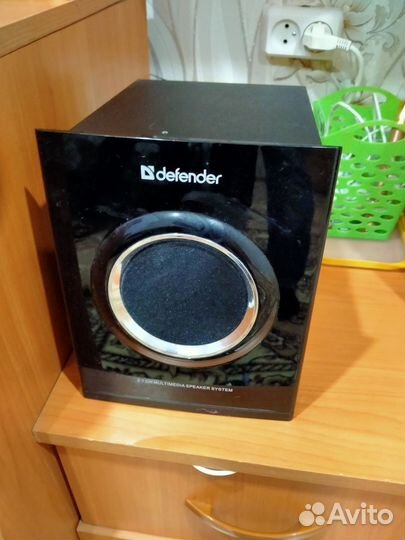 Настольный компьютер с монитором и колонками