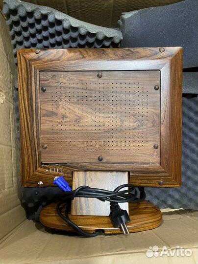 Монитор из ценной породы дерева