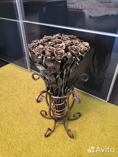 Ваза с коваными розами