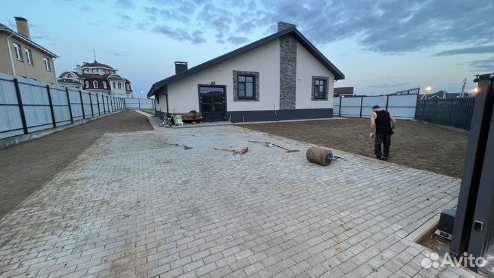 Вспашка земли трактором