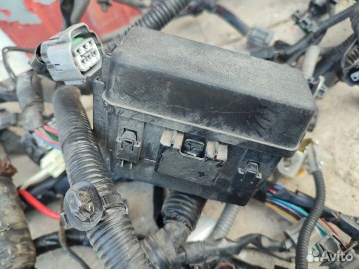 Блок предохранителей передний Mitsubishi Outlander