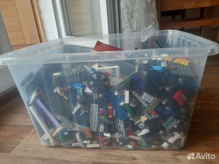 Большая коробка лего: детали, и полусобранные