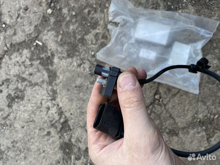 Датчик положения коленвала bosch