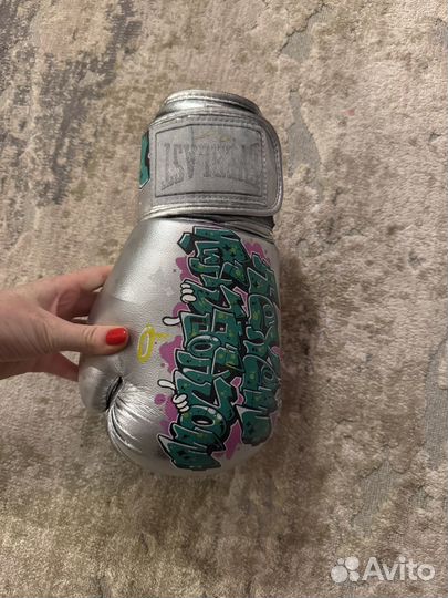 Боксерская перчатка