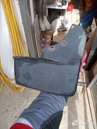 Брызговик duster левый