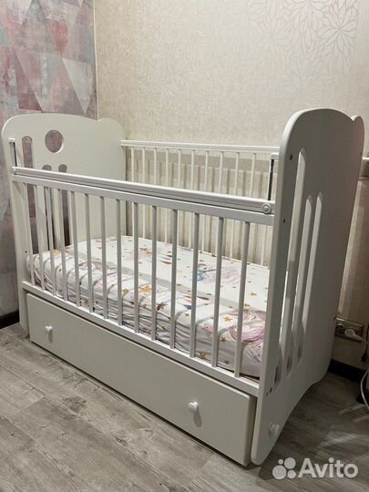 Детская кроватка с маятником