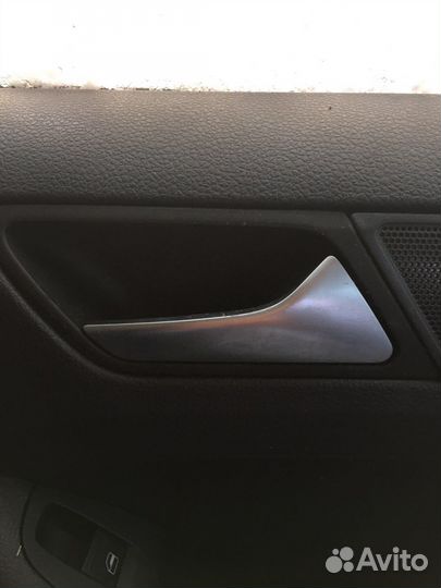 Дверные ручки внутренние на Volkswagen Jetta 6