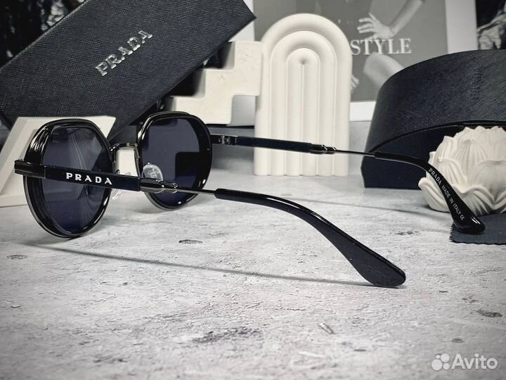 Очки Prada солнцезащитные