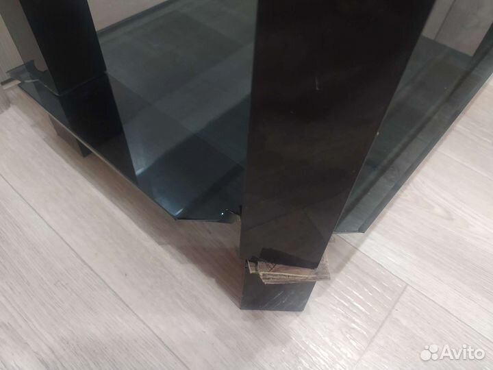 Стеклянная тумба под тв