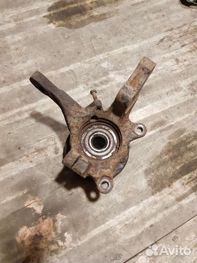 Кулак поворотный левый Mitsubishi lancer 9