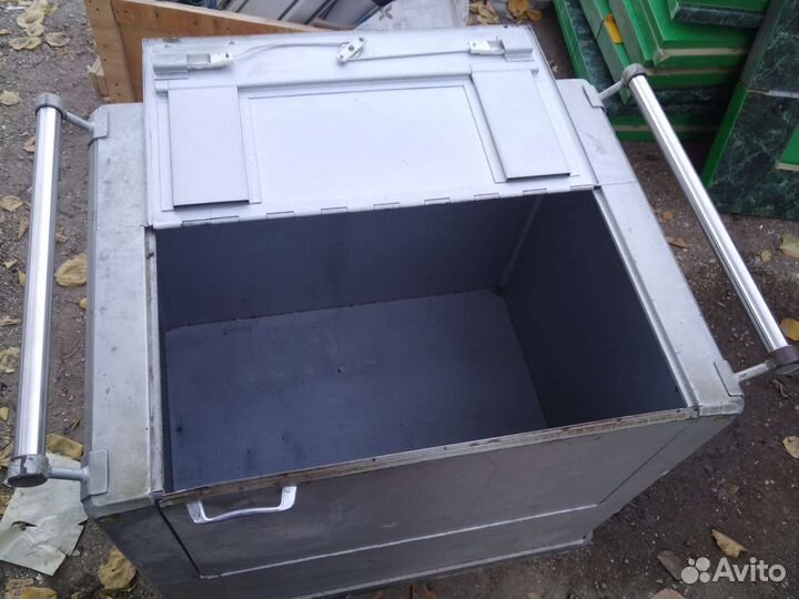 Ящик металлический на колёсах