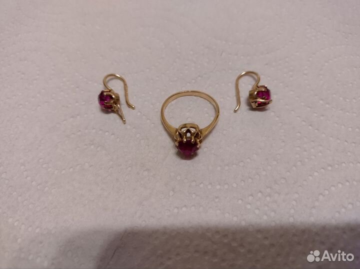 Женский золотой комплект (кольцо и серьги)