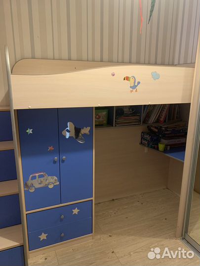 Детский уголок с кроватью и столом