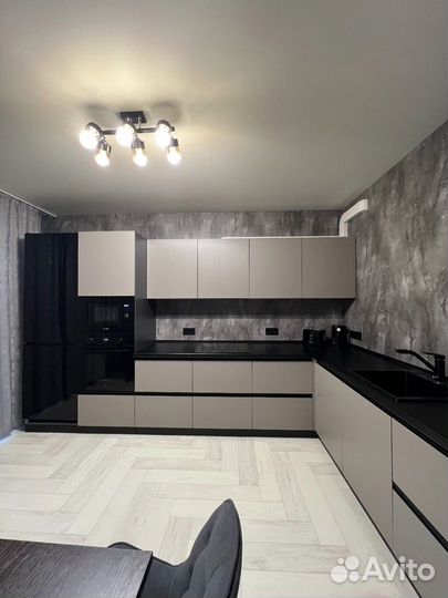 Угловая кухня на заказ в сером цвете