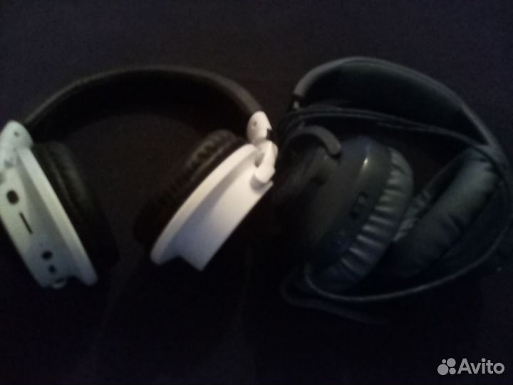 Большая коробка телефонной мелочевки