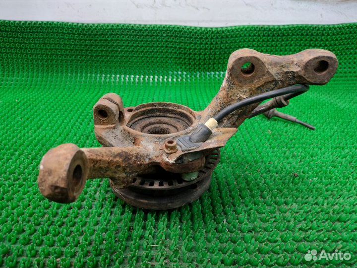 Кулак поворотный передний правый Volkswagen Golf 3