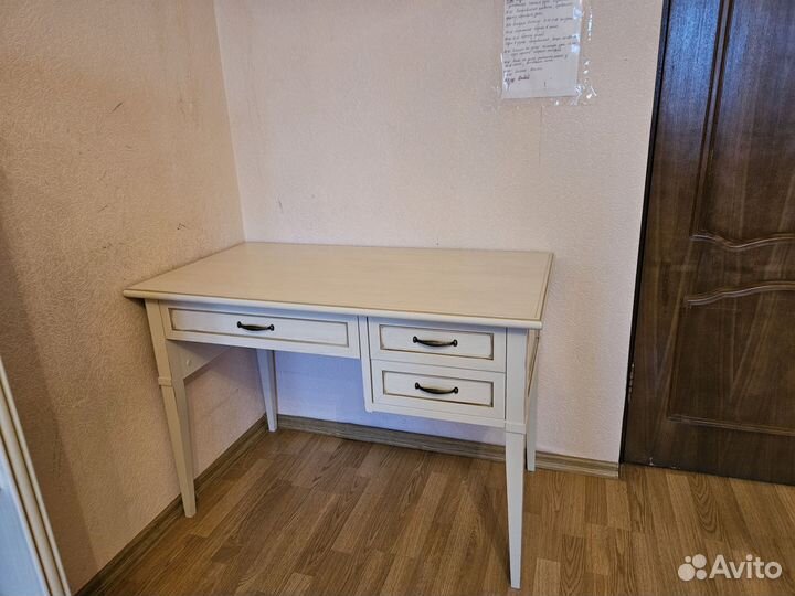 Письменный стол