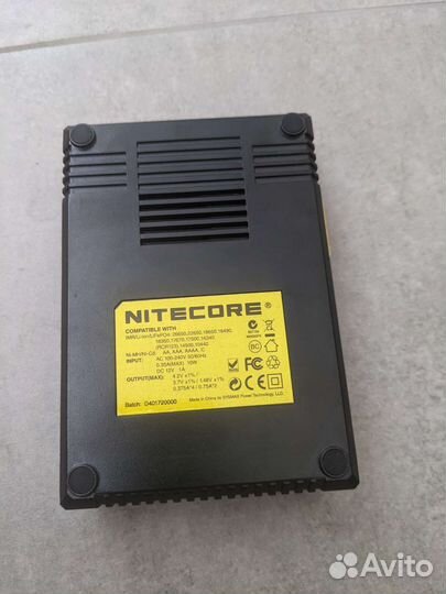 Универсальное зарядное устройство Nitecore D4