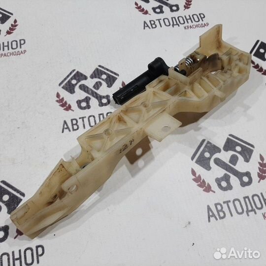 Кронштейн ручки двери правый Hyundai Solaris RB