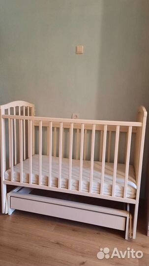 Детская кроватка с маятником