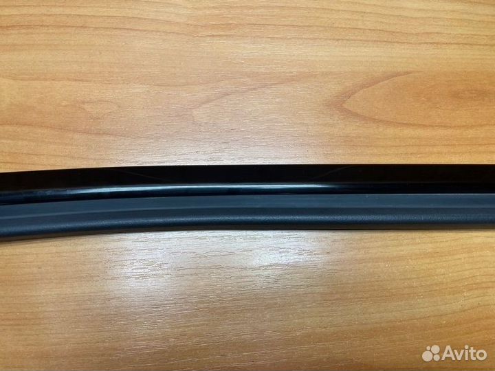 Молдинг стекла двери задний левый Mercedes-Benz