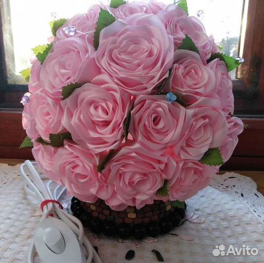 Светильник из цветов из лент