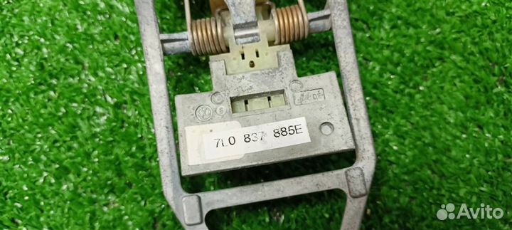 Кронштейн ручки левый VW Touareg 2002-2010