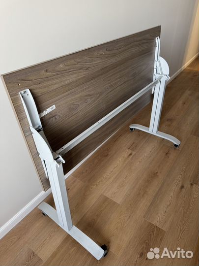 Складной письменный стол на колёсах