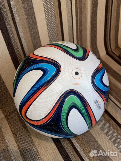 Футбольный мяч adidas brazuca 2014