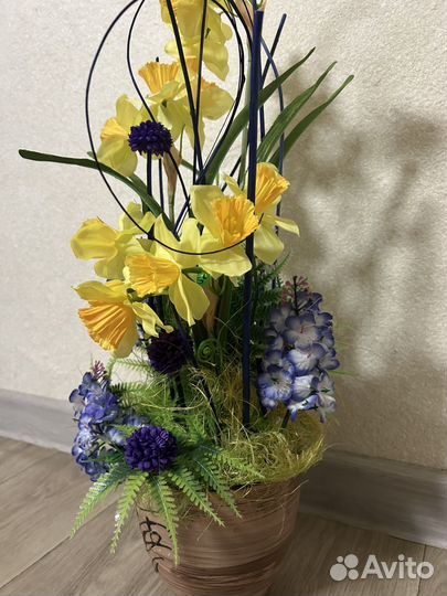 Композиция из искусственных цветов