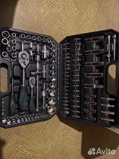 Набор инструментов для авто в чемодане