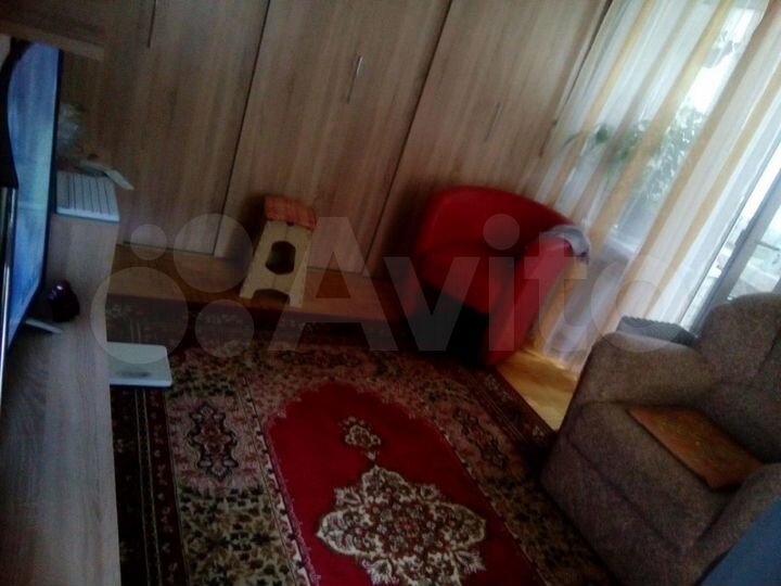 Доля в 2-к. квартире, 46 м², 1/3 эт.