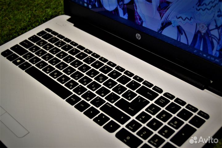 Ноутбук HP в стильном чёрно-белом оформлении