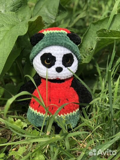 Панда вязаная в костюме арбузика