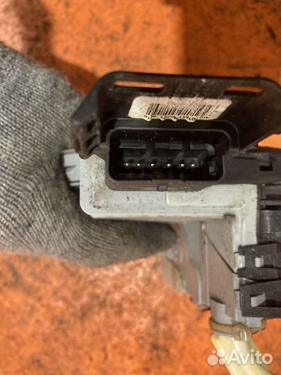 Замок двери задней правой Peugeot 3008