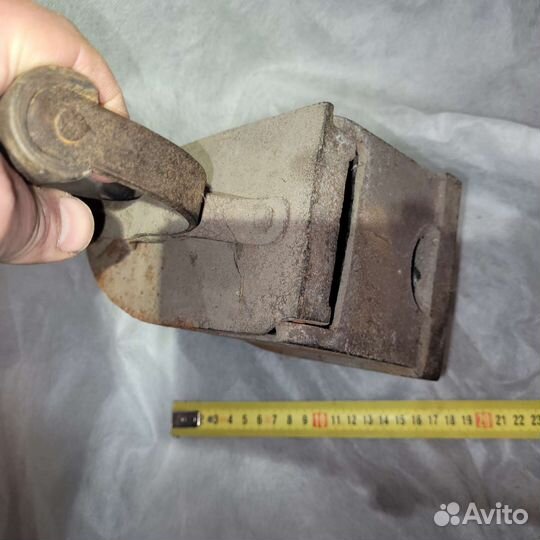 Старинный угольный утюг