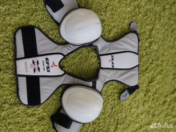 Амуниция для хоккея нагрудники, майки, шлем