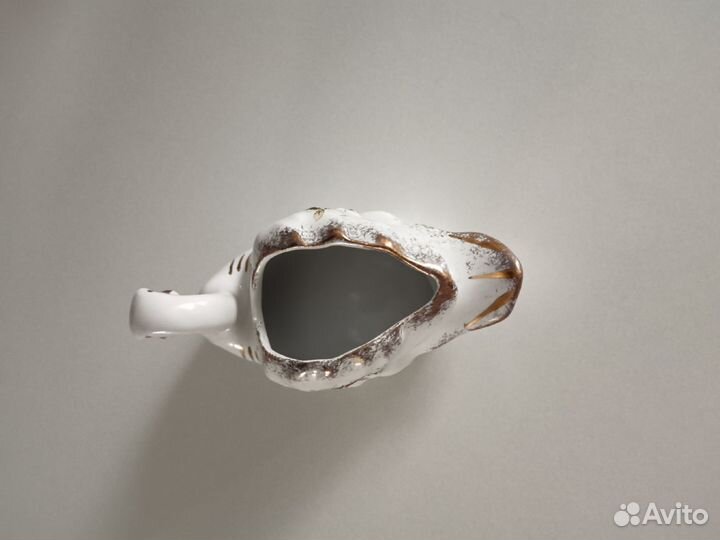 Фарфоровая статуэтка лебедь