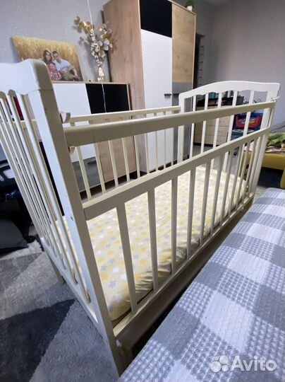 Детская кроватка с поперечным маятником