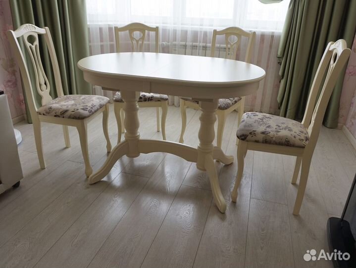 Стол обеденный