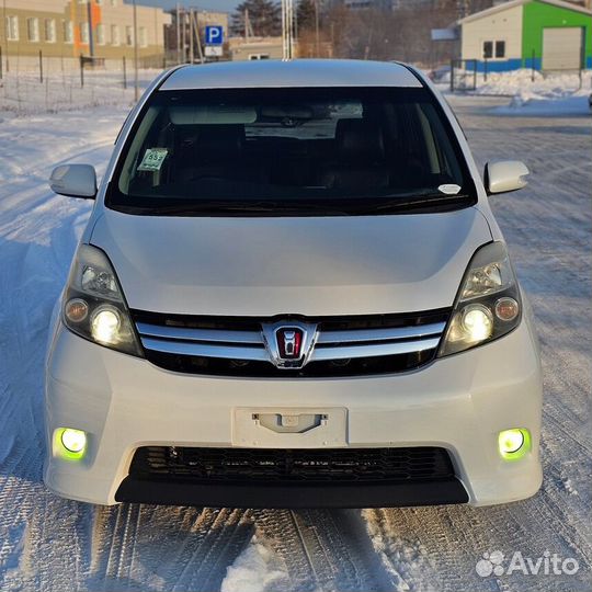 Toyota Isis 1.8 CVT, 2012, 63 200 км