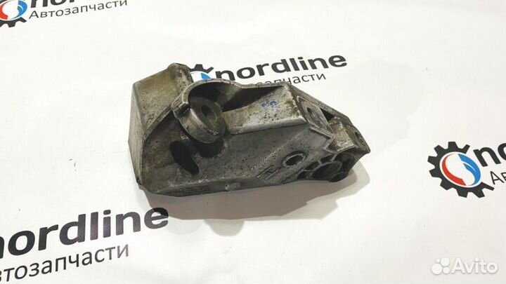 Кронштейн АКПП левый Volkswagen Bora седан 1.6 AVU