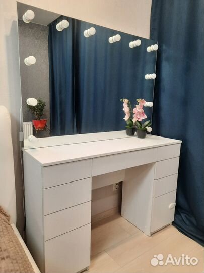 Туалетный столик с зеркалом и подсветкой