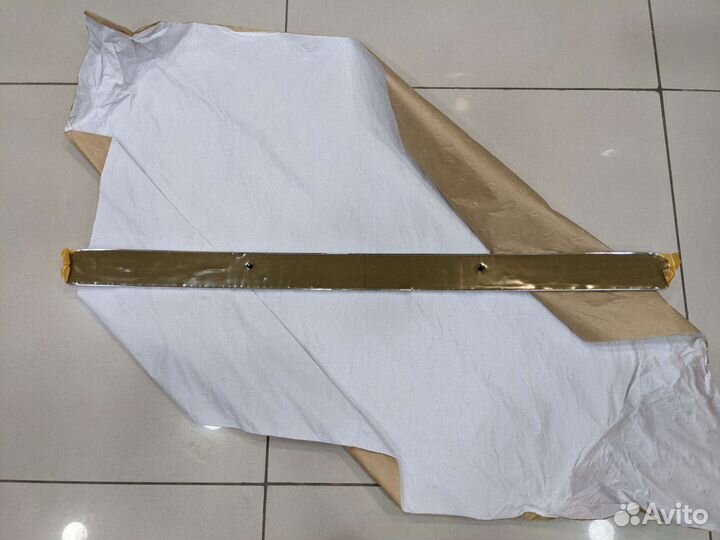 Молдинг крышки багажника land cruiser 100 белый