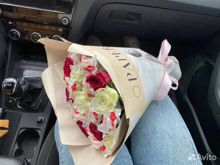 Букет из роз и рафаэлло