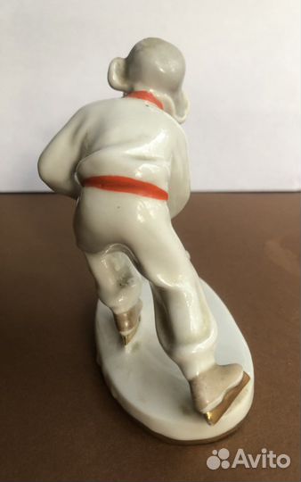 В Фарфоровая статуэтка 