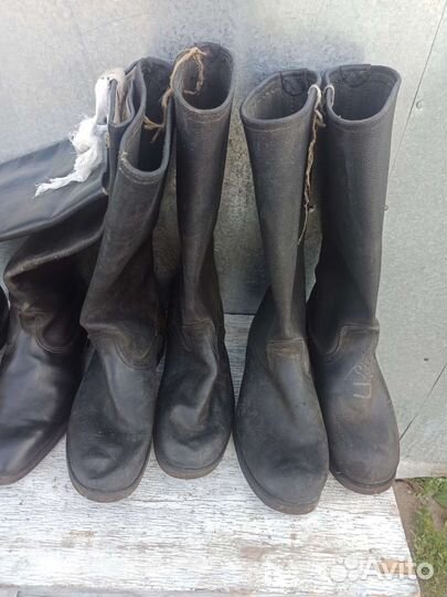 Старинные хромовые и кирзовые сапоги