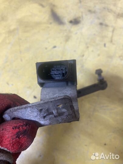 Bmw f07 датчик положения кузова задний правый