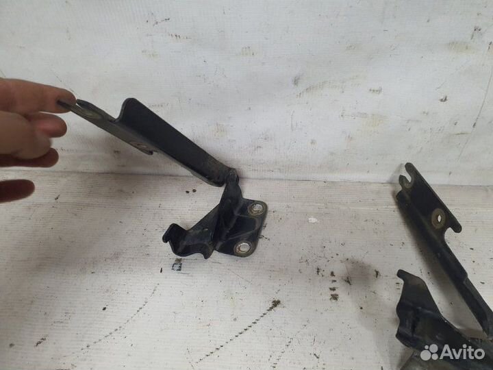 Петли капота Mazda 626 седан 1997