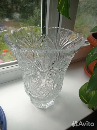 Большая хрустальная ваза для цветов